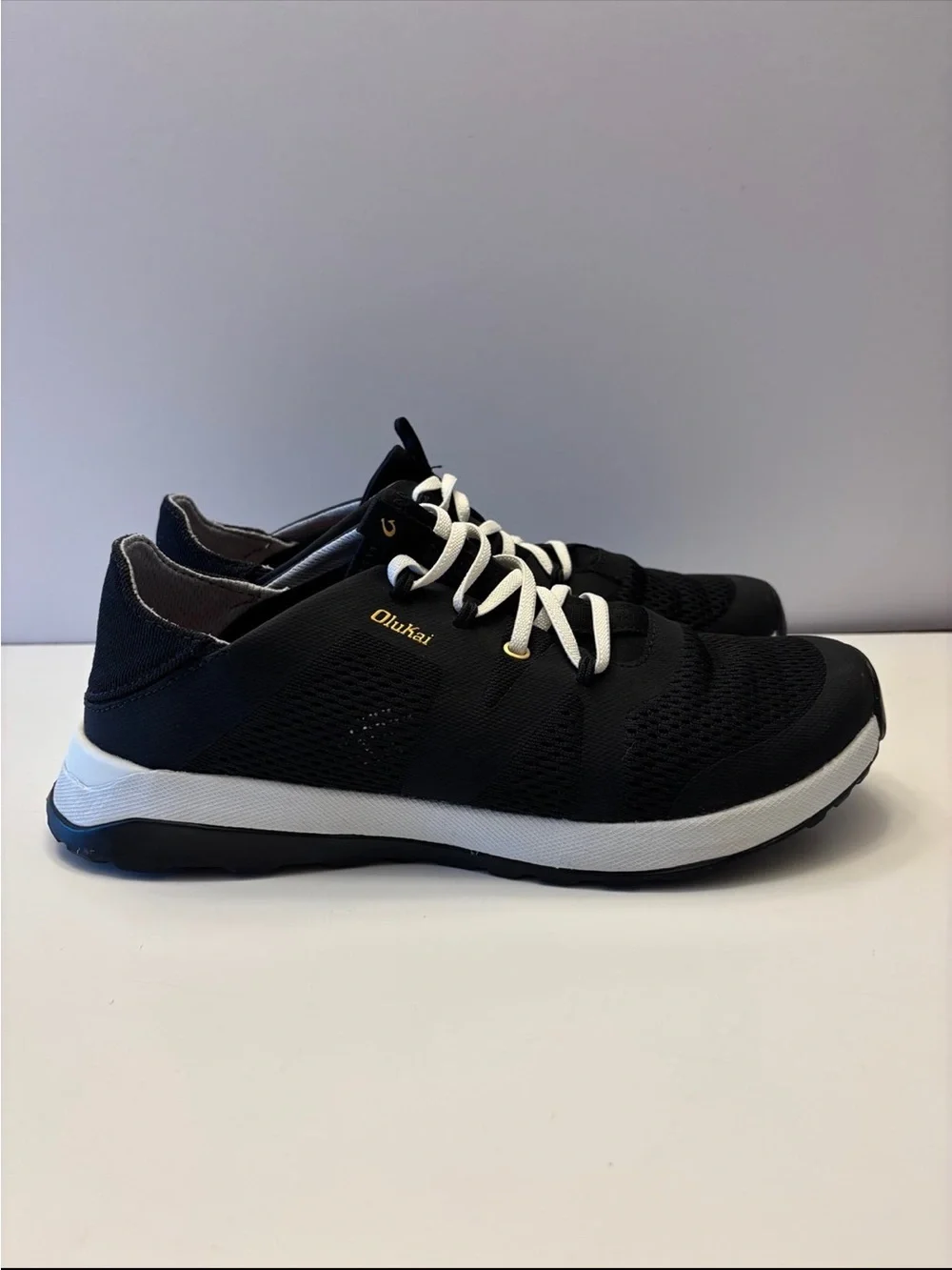 OluKai Huia Sneaker (Women) size 9.5